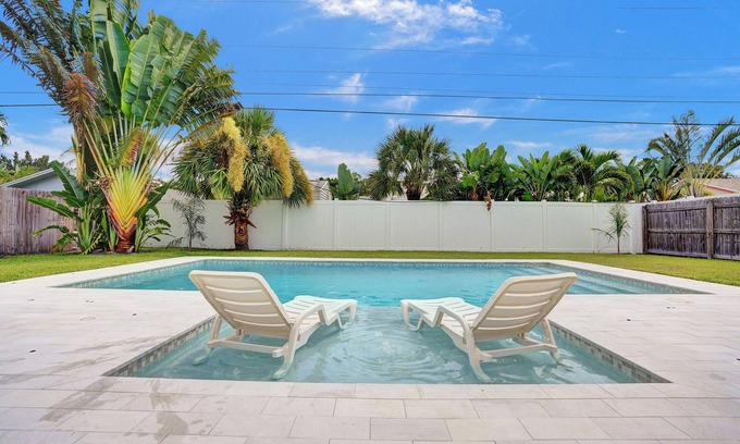 Tropic Palms House | NEW Salt Water Pool, Near Boca & Mins to the Beach