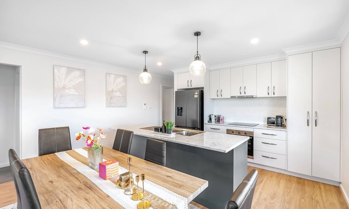 Austins Ferry Apartment | New Stylish Family Escape with Deck - 7 mins to MONA