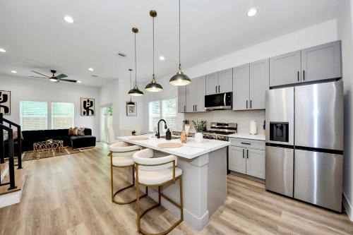 Southeast Houston House | NEW! The Brandōn - Upscale Manor - Garage - Near Medical Center & NRG