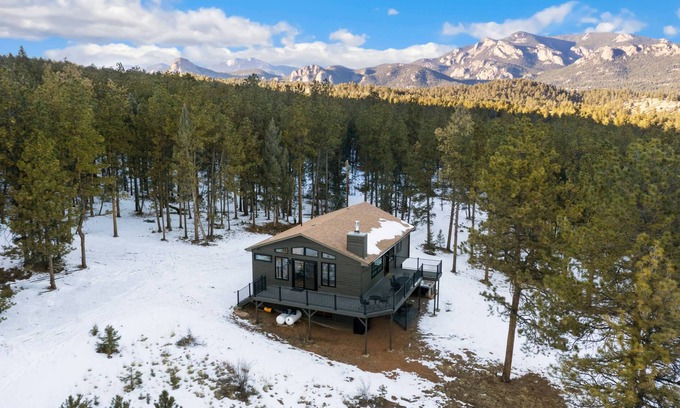 Pine House | New The Pine Getaway Lots of Room Hot Tub Views