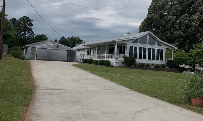Leesburg House | Newly Remodeled Home across the road from Weiss Lake