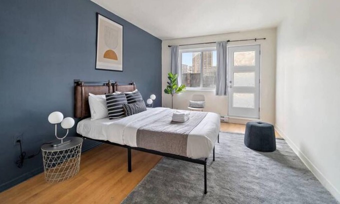 Milton Park Apartment | Newly Renovate Studio-2 Blocks From Place des Arts