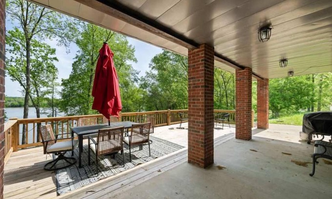 Cadiz House | Newly Renovated 5BR – Lake Barkley Stay