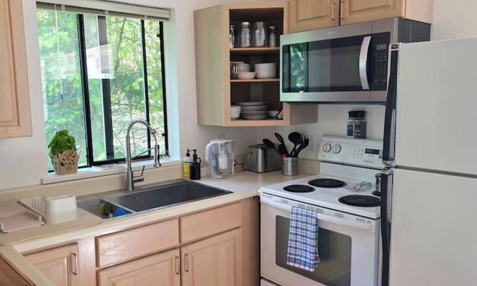 Point Roberts House | Newly Renovated, Light-Filled Cabin