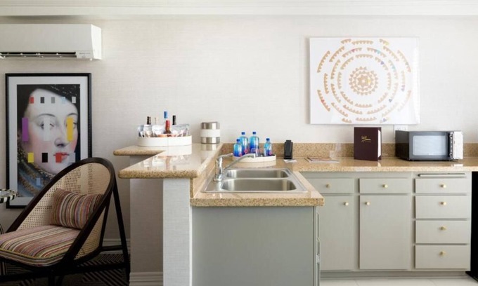 Tri-West House | Newly-renovated Luxury Suites w/ Kitchenette & Balcony! Close to Beverly Hills