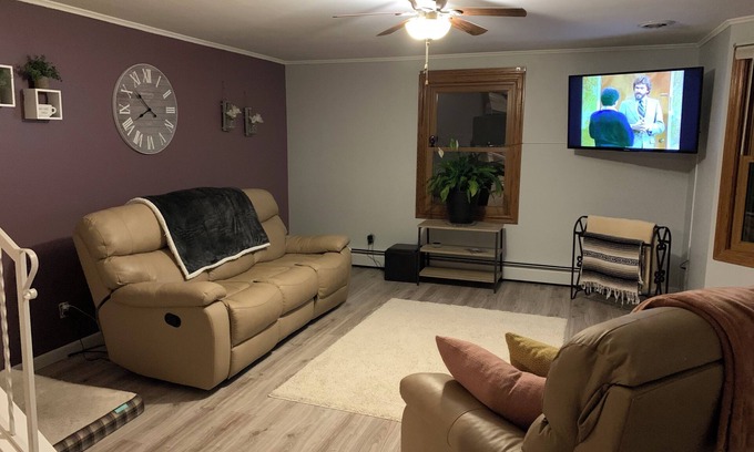 Ashwaubenon House | NFL Draft, 3-bedroom house Green Bay easy walk to Titletown w/parking, WiFi