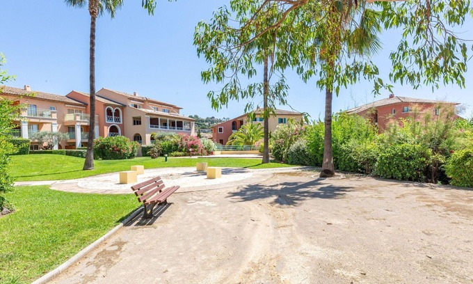 Plage de la Garonnette Apartment | Nice apartment for 4 guests with WIFI, pool, A/C, TV and terrace