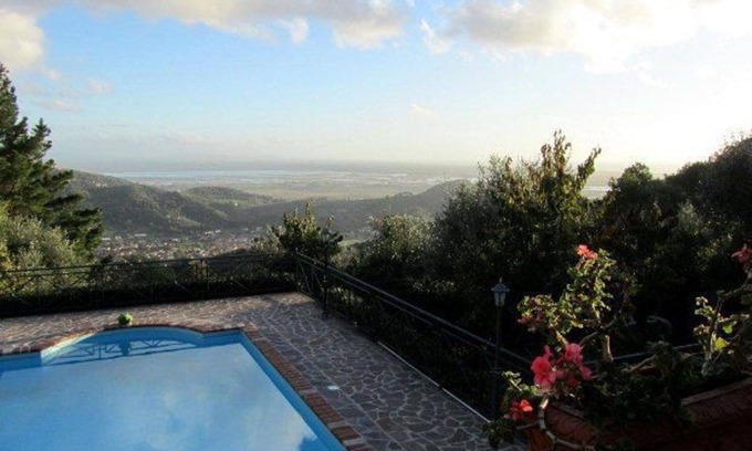 Corsanico-Bargecchia Apartment | Nice apartment with A/C, pool, WIFI, TV, patio, pets allowed and panoramic view, close to Viareg.