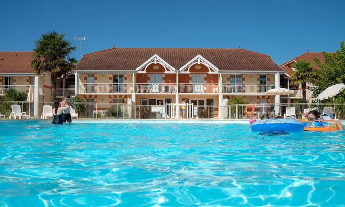 Le Verdon-sur-Mer Apartment | Nice apartment for 8 people with WIFI, pool, TV, terrace and pets allowed