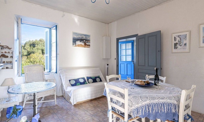Porto-Vecchio Apartment | Nice apartment for 5 guests with WIFI, TV, balcony and pets allowed