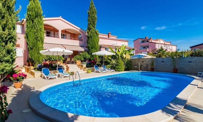 Nova Vas Apartment | Nice apartment for 4 guests with WIFI, A/C, pool, TV, balcony and pets allowed