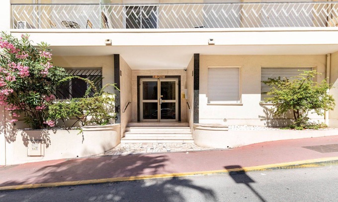Riou - Petit Juas - Av de Grasse Apartment | Nice apartment for 4 people with WIFI, A/C, TV and terrace