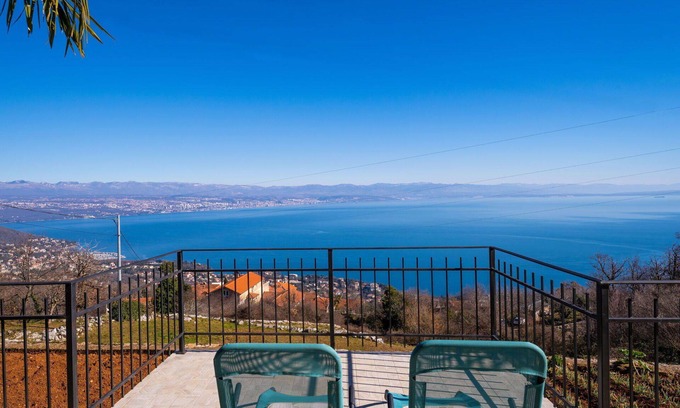 Opatija Apartment | Nice apartment for 4 people with A/C, internet, TV, terrace and pets allowed