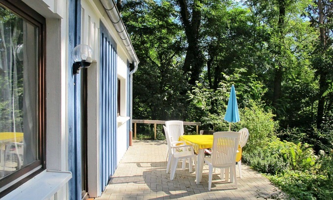 Oberhavel House | Nice apartment in villa for 3 guests with WIFI, TV, terrace and pets allowed