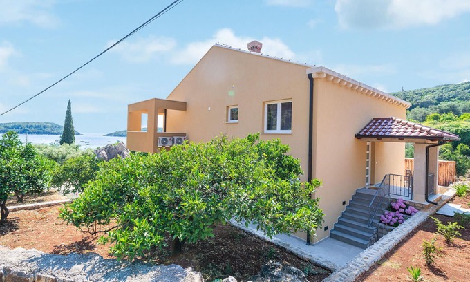 Molunat Apartment | Nice apartment in Molunat with WiFi