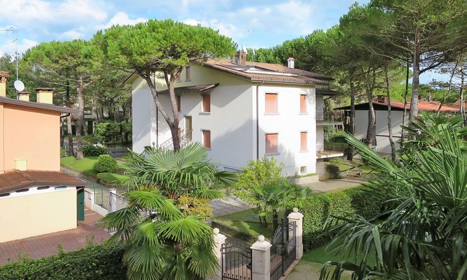 Lignano Pineta Apartment | Nice apartment for 4 guests with WIFI, A/C, pool, TV, terrace, pets allowed and parking