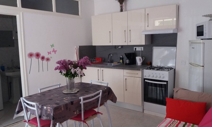 Allemagne-en-Provence House | Nice T1 in the heart of a Provencal village near lakes and