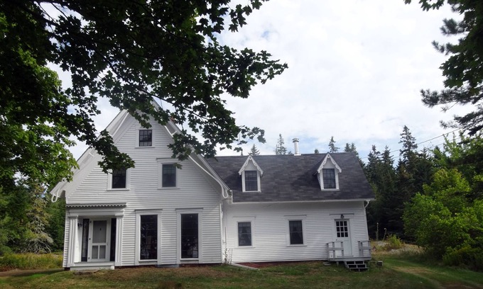 West Tremont House | Nineteen Century Sea Captain's House On The Quiet Side
