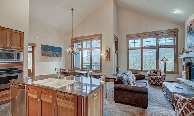 River Run Condo | No Cleaning Fees, Luxurious 3 BR in River Run Village Featuring Ski in,ski out by RedAwning