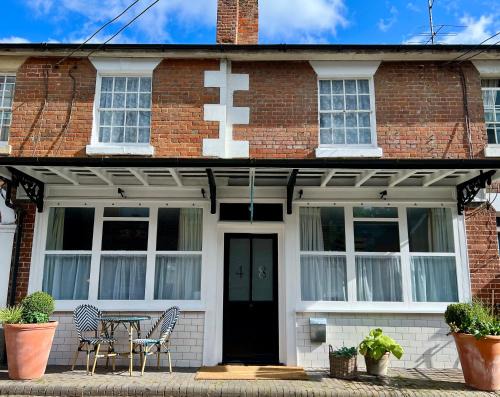 Pewsey Apartment | No48 - Luxe Edwardian Shop Conversion in Pewsey