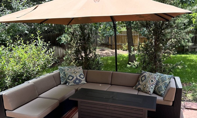 Wonderland Lake House | NOBO 4 bedroom, spacious yard, walk to market, restaurants, trails, downtown bus