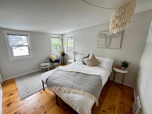 Carleton Place Apartment | NookSide Nest 2 bedroom Upstairs suite King, Queen, Kitchenette, Parking