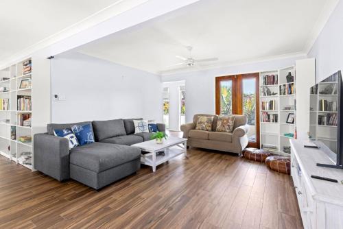 Sanctuary Point House | Nordic Fairway - Pet Friendly - 10 mins to Hyams Beach