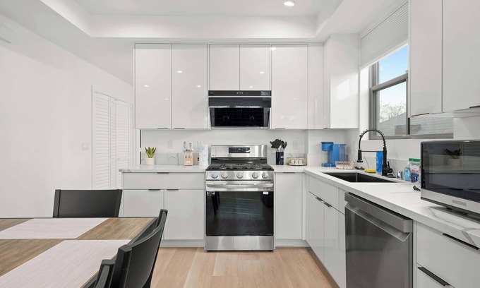 Pico-Union Apartment | Not affected by the fire/Stunning 5BR 5BA Luxury Villa Elegant Design Prime Loca