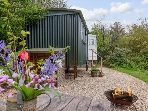 Bridport House | Oak Shepherd Hut