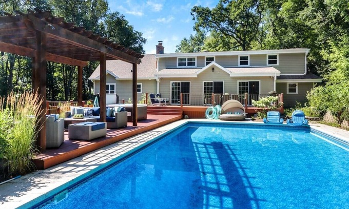 Geneva House | Oasis on Oak |Private In-Ground Pool |Hot Tub |Pergola Seating |1.5 Acre Home |Entertainment Room