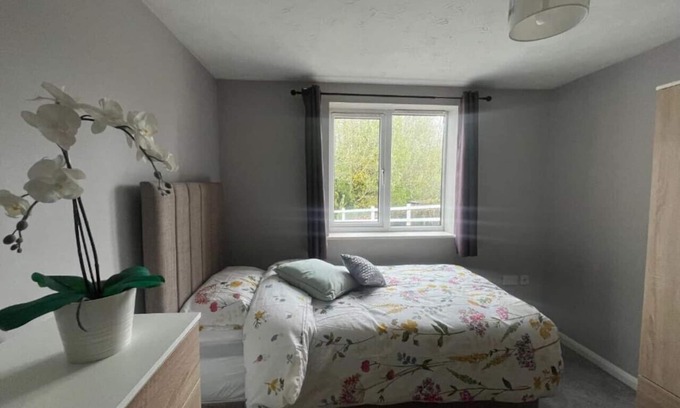 Bingley Apartment | Oberon`s Rest - Spacious 2 Bed Home perfect for Contractors & Families near Shipley, Bradford