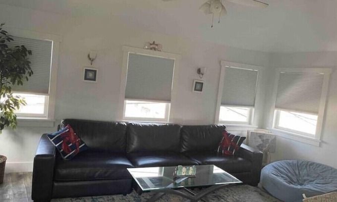 Point Pleasant Beach House | Ocean Ave . Oceanside homen500 feet to the beach and north end of boardwalk