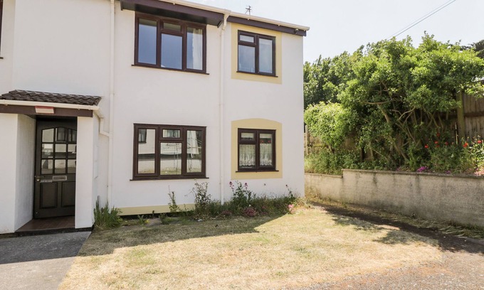 Brean Cottage | OCEAN BREEZE, pet friendly, with a garden in Brean
