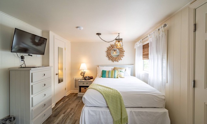 Rehoboth Beach Cottage | Ocean Glass Inn - Deluxe Cottage Efficiency