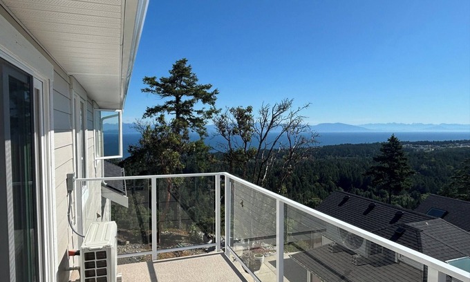 Regional District of Nanaimo Apartment | Ocean Ridge Guest House. Stunning ocean views. - No cleaning fee!
