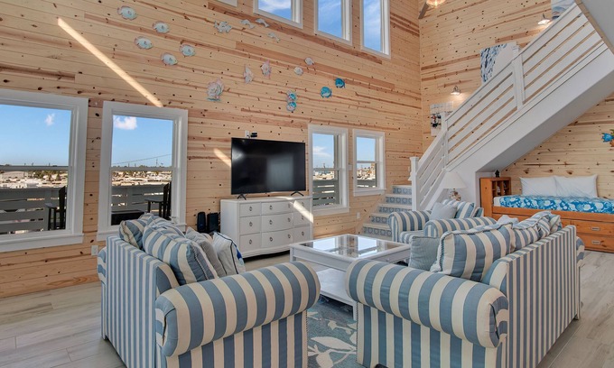 Leeward Sands House | Ocean Spirit | Near the Beach, Shopping + Dining!