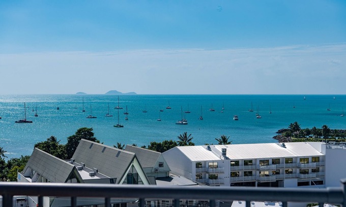 Airlie Beach Apartment | Ocean Views 16