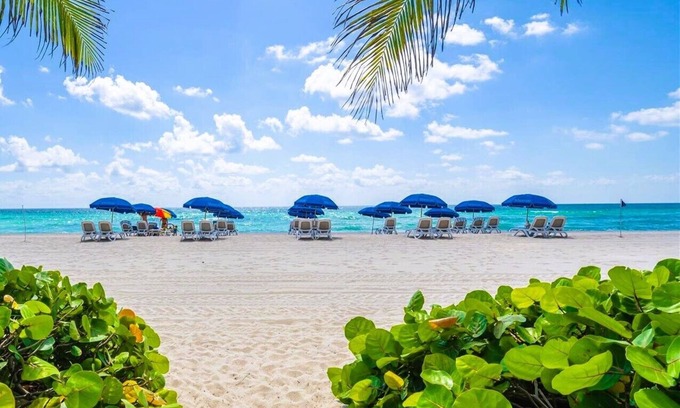 Sunny Isles Beach Condo | Oceanfront Condo in a Hotel Resort with Vacation Amenities near Aventura Mall