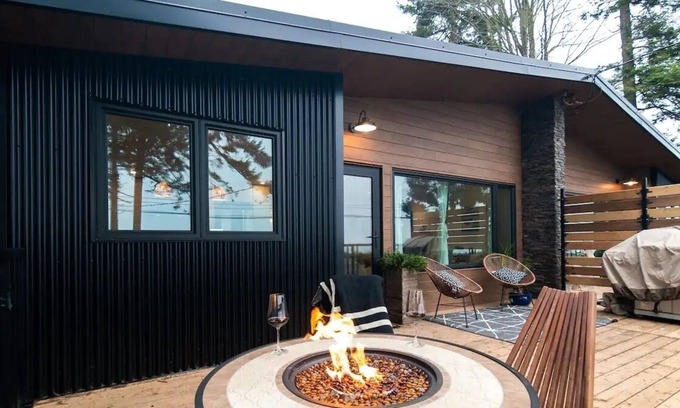 Campbell River House | Oceanfront Oasis w Sauna & Panoramic Ocean Views! INTRO RATE! NEW TO VRBO