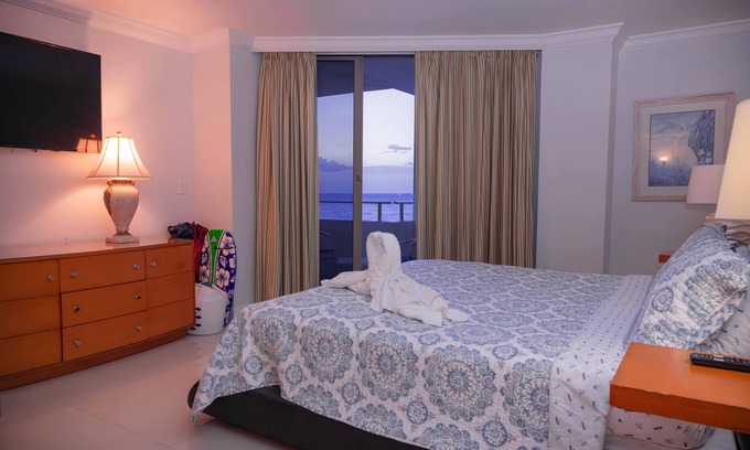 Bermuda Riviera Apartment | Oceanfront Resort Oceanfront Balcony Oceanfront Pool Tiki Bar 5 Star restaurant