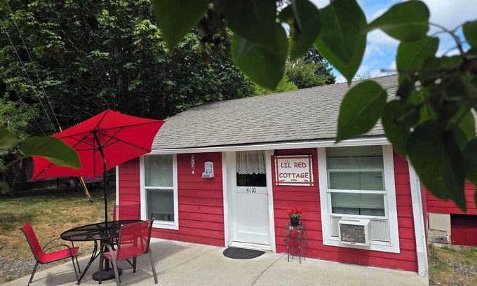 East Olympia Cottage | Offut Lake! Pet friendly cottage with lake access. Bring your fishing rod!