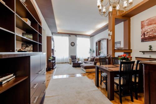Brasov City Centre Apartment | Old Town Story House