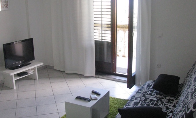 Supetarska Draga Apartment | One bedroom apartment with balcony and sea view Supetarska Draga - Donja, Rab (A-15602-a)