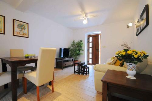 Presika House | One-Bedroom House in Labin I
