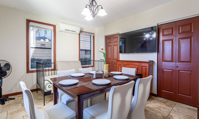 Hillside House | One Bus Stop to NYC-EWR Airport 4BR House+Hot Tub+Free Parking