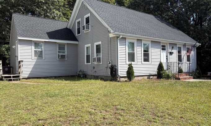 Weymouth Apartment | Only 20 minutes from boston/Guesthouse right off the exit , close to everything