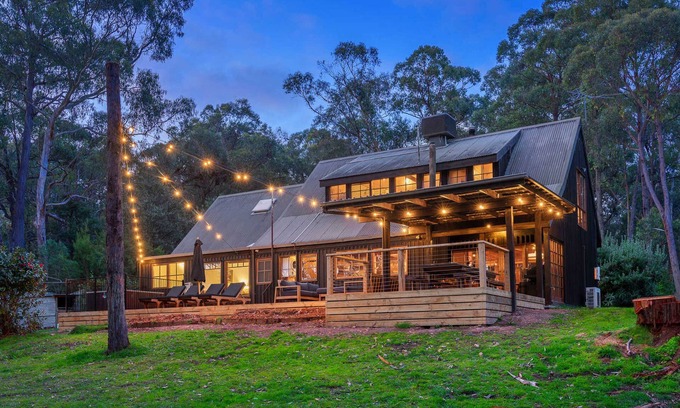 Healesville House | Onyx Retreat Healesville Luxury Lodge x Hot Tub