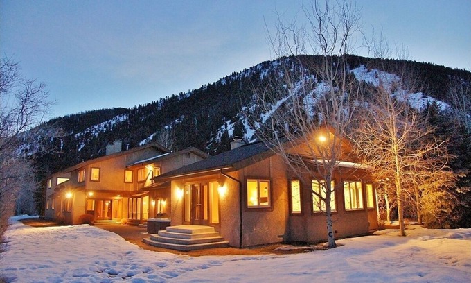 Sun Valley House | Outdoor Hot Tub, Game Room, 2 Kitchens, 3 Living Rooms - Perfect For Large Families