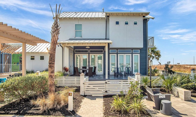 Port Aransas Cabin | Outdoor Living Space, Resort Pools, Golf Cart Boardwalk to Beach