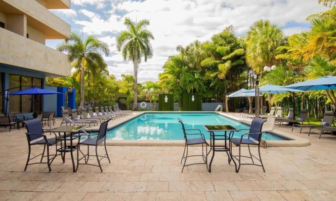 Flagami Hotel | Outdoor Pool And Free Shuttle Near Cruise Terminal | 4 Relaxing Units